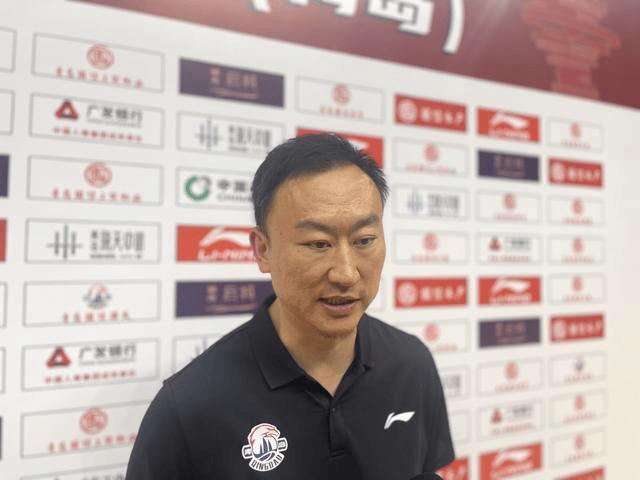 媒体人分享夏联热身视频：王奕博现身青岛替补席与段昂君交流