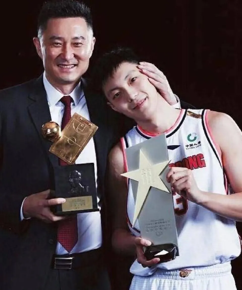 争夺激烈，欧预赛球队拼尽全力，球迷眼睛发亮的简单介绍