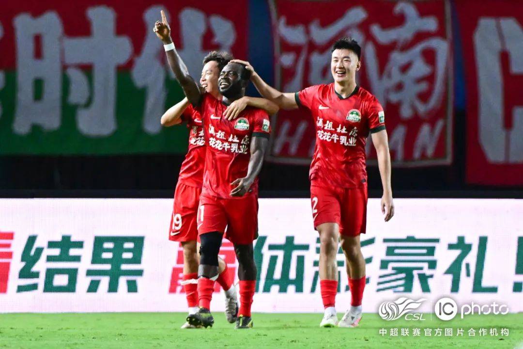关于足球场上豪华阵容云集，比赛激烈程度空前的信息